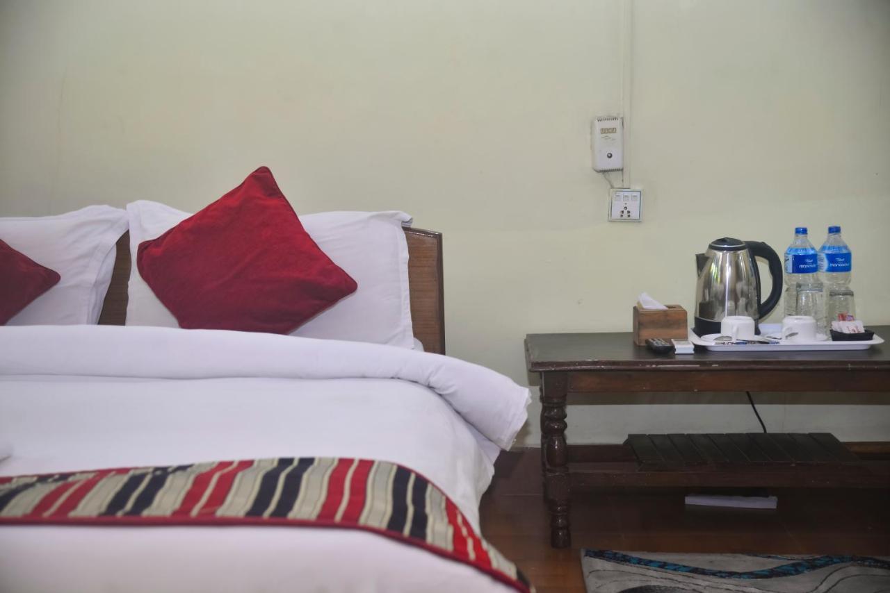 Unique Wild Resort Sauraha Bagian luar foto