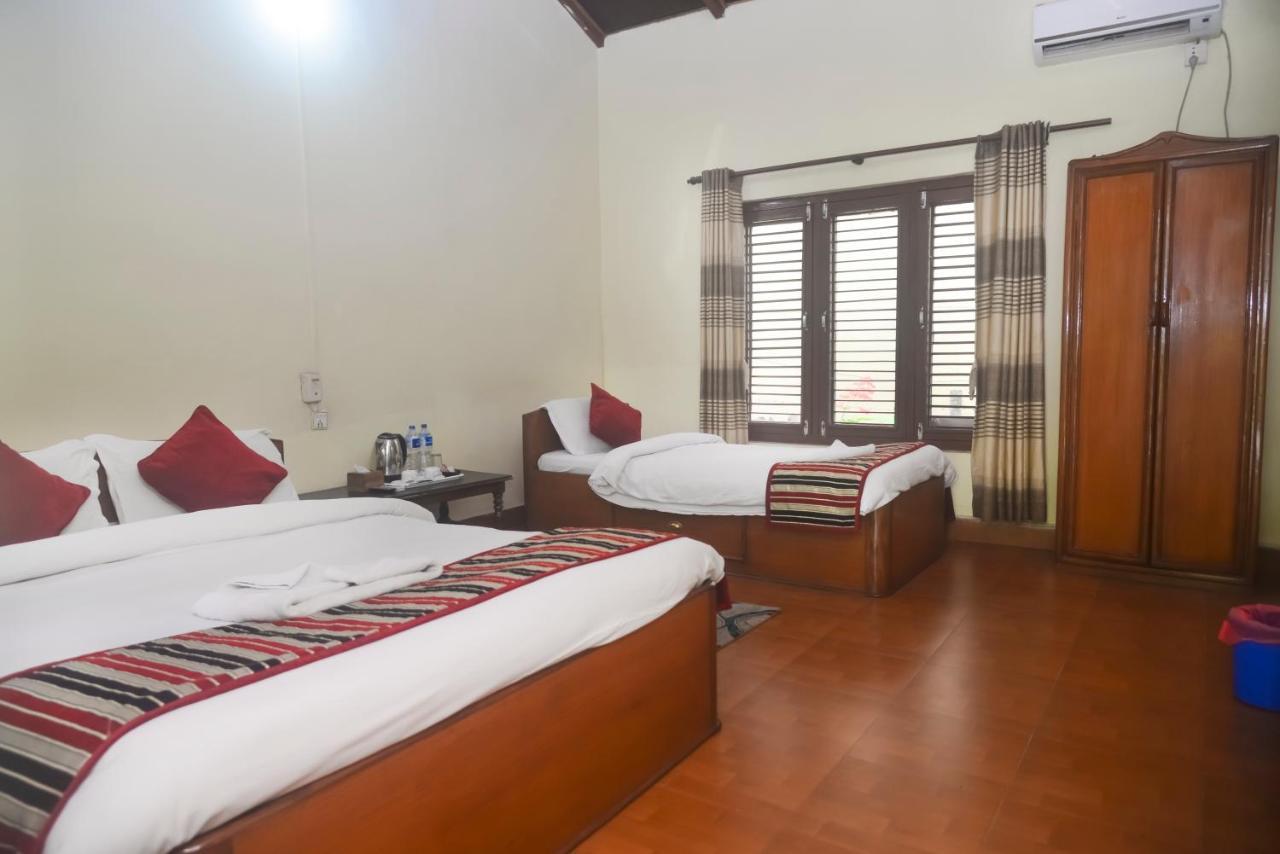 Unique Wild Resort Sauraha Bagian luar foto