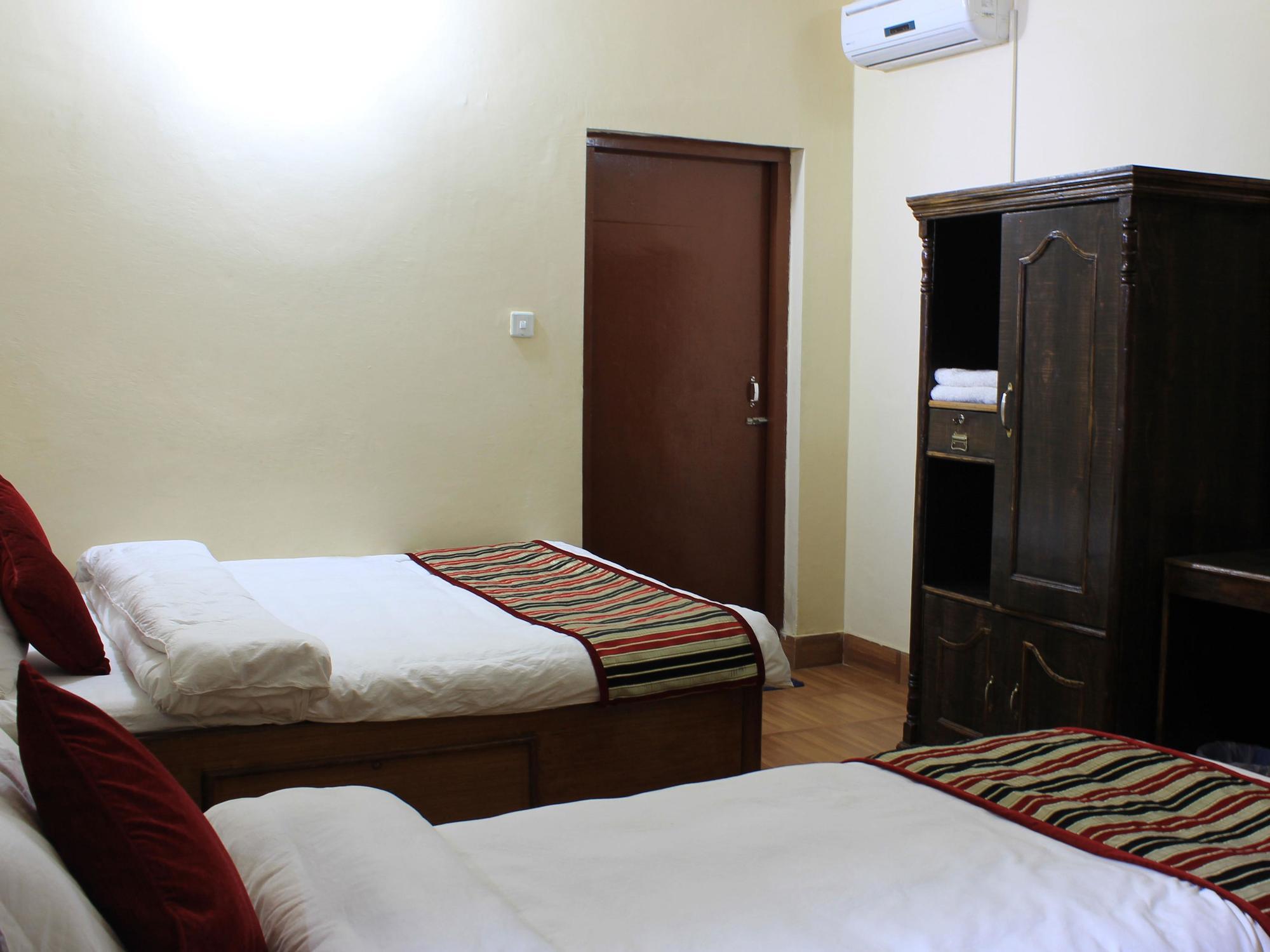 Unique Wild Resort Sauraha Bagian luar foto
