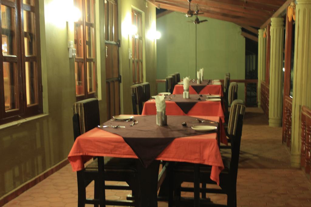 Unique Wild Resort Sauraha Bagian luar foto