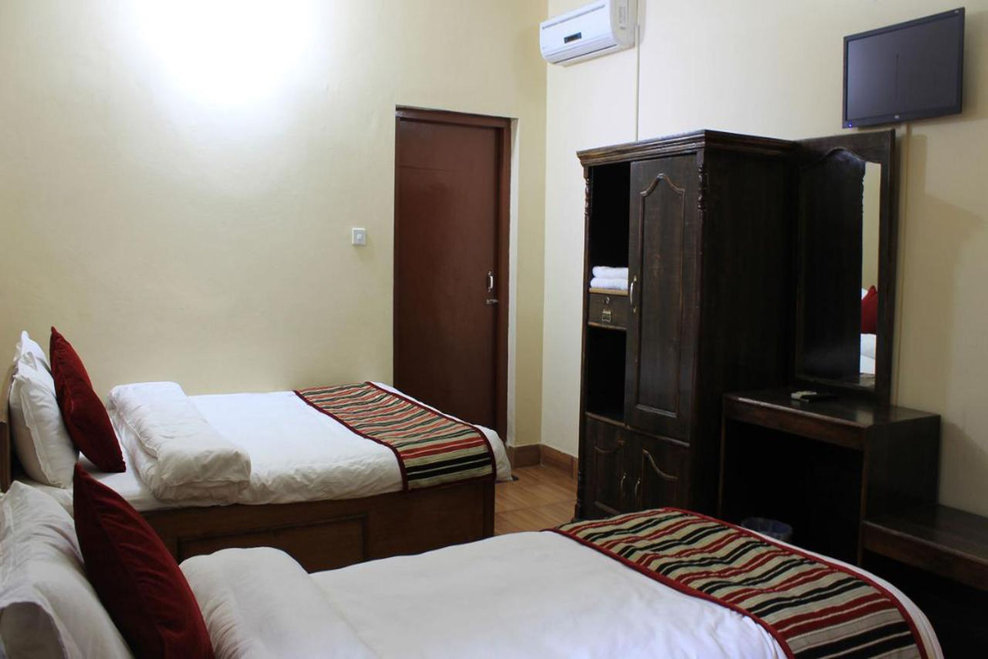 Unique Wild Resort Sauraha Bagian luar foto