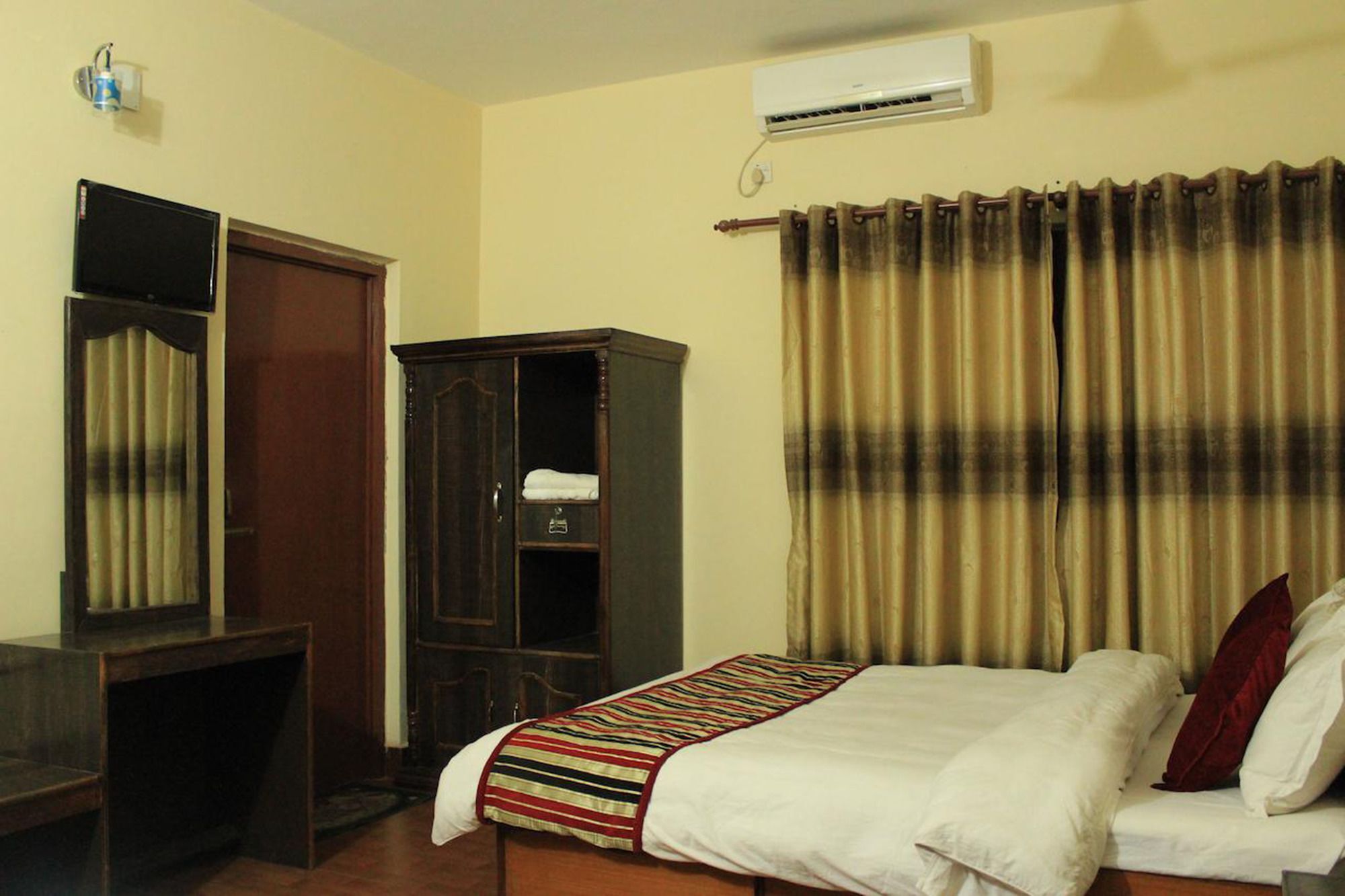 Unique Wild Resort Sauraha Bagian luar foto